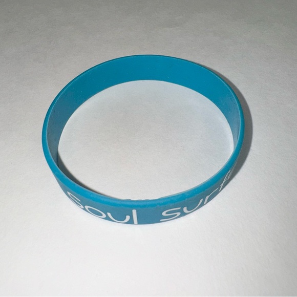 (2) PC BUNDLE NIKE THIN HEADBAND WORKOUT & SOUL SURFER BRACELET - Picture 2 of 5